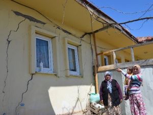 Heyelan Bir Köyü Yok Ediyor