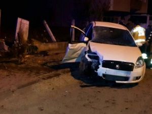 Otomobil Beton Direğe Çarptı: 1 Ölü, 1 Yaralı
