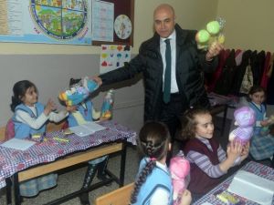 Öğrenciler Ve Eğitimciler Onu Çok Seviyor