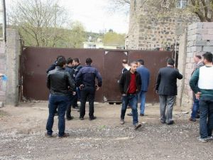 Cinayet Zanlısının Yakınları Polise Pompalı Tüfek Ve Taşla Saldırdı