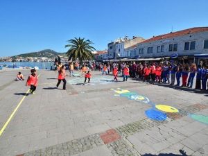 Foça’da Çocuk Şenlikleri Başladı