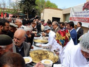 Kutlu Doğum Pilavı Dağıtıldı