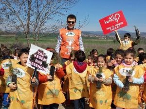 Uşak’ta Minikler Büyükleriyle Ağaç Dikti
