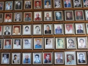 Kahvehanenin Duvarlarını Ölen İnsanların Fotoğrafları Süslüyor