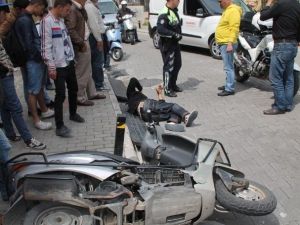 Ters Yönden Giden Motosiklet Otomobille Çarpıştı: 1 Yaralı