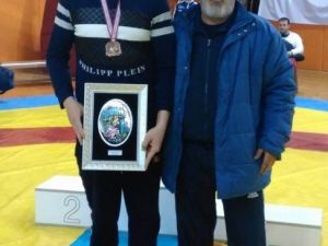 Belediye Başkanı Özaltun’un Milli Takıma Giren Güreşçiye Kutlama