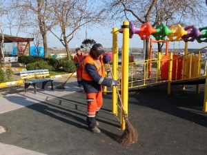 Akçakoca’da Temizlik Çalışmaları Ara Vermeden Devam Ediyor