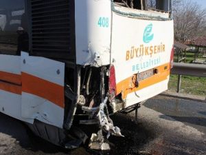 Özel Halk Otobüsü İle Kamyonet Çarpıştı: 4 Yaralı
