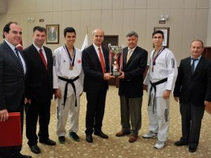 Şampiyon Taekwondoculardan Rektöre Ziyaret