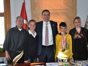 Ayvalık Belediye Başkanı Gençer’e Yelken Kulübü’nden Ziyaret