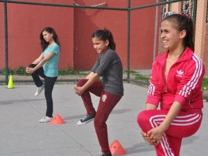 Yıldız Kızlar Futbol Takımı, Erkeklere Meydan Okudu