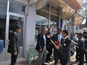 Gerger Müftüsü, Vatandaşlara Gül Dağıttı