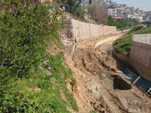 Dilovası’nda İstinat Duvarı Çalışmalar Devam Ediyor