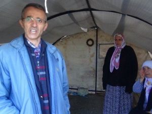 Korkudan Evlerine Giremiyorlar