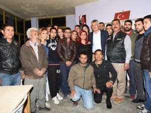 CHP’li Gençlerden Mahalleye Kütüphane