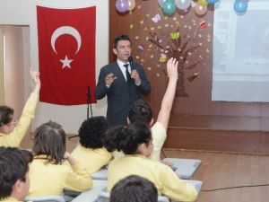 Polisten Öğrencilere "Sosyal Ağlardaki Tehlikeler Ve Güvenli İnternet Kullanımı" Semineri