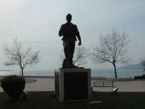 Uzun Mehmet Heykelinin Kazması Çalındı