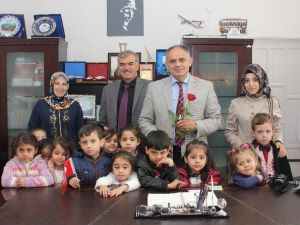 Yahyalılı Minikler Başkan Öztürk’ün Kutlu Doğum Haftasını Kutladı