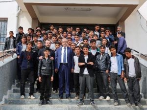 Haliliye Belediyesi’nden Yarışmaya Katılacak 600 Öğrenciye 600 Kitap