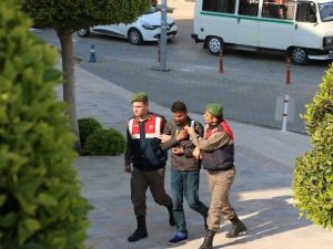 Jandarma Ekipleri 10 Kaçak Göçmeni Ölümden Kurtardı