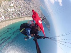 Polisler Yamaç Paraşütüyle Atlayış Yaptı