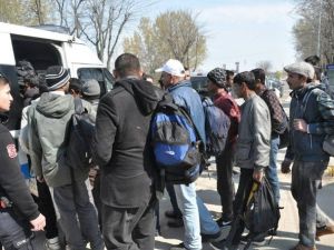 18 Göçmeni Yurt Dışı Diye Keşan’da Parka Bıraktılar