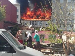 Ataşehir’de Bir Binanın Çatı Katında Yangın