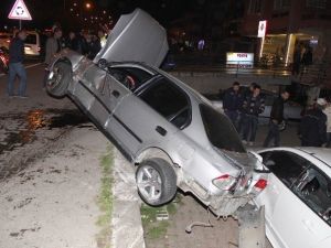 Otomobil Kaldırımda Yürüyen Iraklı Aileye Çarptı: 3 Yaralı