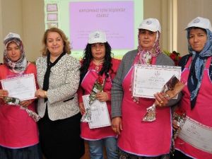 Kevser Çakacak Kadın Kursiyerlere Sertifika Verdi