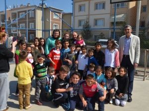 Üzülmez, Çocuklarla Top Oynadı