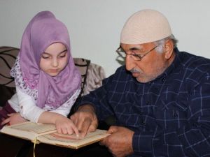 Altı Yaşındaki İkbal Dedesine Kur’an Okumayı Öğretti