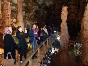 Karaca Mağarası’nda Sezonun İlk Turist Kafilesi Çiçek Ve Tatlıyla Karşılandı