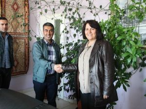 Belediyespor Kulübü Kazandığı Kupaları Eş Başkan Yetişkin’e Hediye Etti