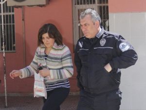 Avukatın Oğlu Teyzesini Ve Eniştesini Bıçakladı