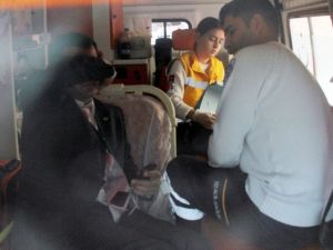 Okula Girmeye Çalışan Gençler Müdürü Darp Etti