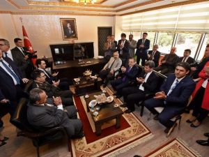 Başkan Uğur’a Burhaniye’de Coşkulu Karşılama
