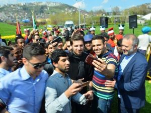 Sami Yusuf, Selfi Yapmak İsteyen Öğrencilerin Arasında Kaldı