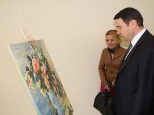 Vali Işın, Resim Sergisini Gezdi