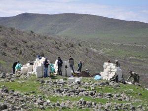 Kazıda 10 Kafatası, Yüzlerce Kemik Ve Muhtar Mührü Bulundu