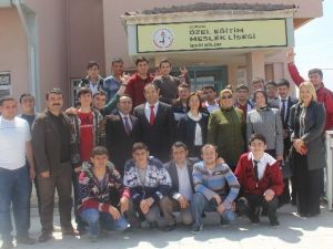 Protokol Eşlerinden İşitme Engelli Öğrencilere Ziyaret