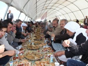 Kutlu Doğum Yemeğine Yoğun İlgi