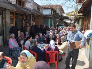 Kula’da 3 Bin Kişiye Kutlu Doğum Yemeği Verildi