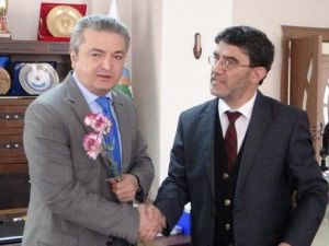 Müftülük Esnaf Ve Vatandaşlara Gül Dağıttı