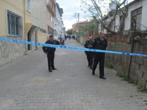 Yaşlı Kadın Evinin Kapısını Açarkan Sırtından Silahla Vuruldu