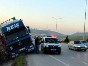 Parke Taş Yüklü Tır Yan Yattı