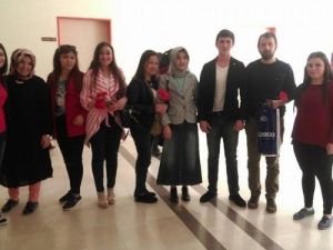 Ülkü Ocakları Bayanlar Birimi Karanfil Dağıttı