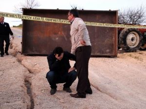 Tarladan Dönerken Devrilen Traktörün Altında Kalarak Can Verdi