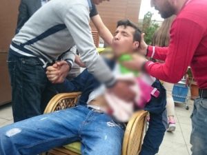 Kız Kavgasında Karnından Bıçaklandı