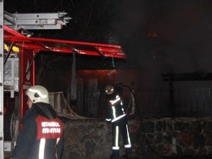 Gaziosmanpaşa’da Park İçerisindeki Kafeterya Alev Alev Yandı
