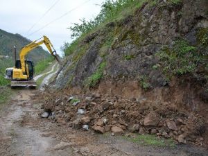Kirazdere Mahallesi’nde Kanal Açma Çalışmaları